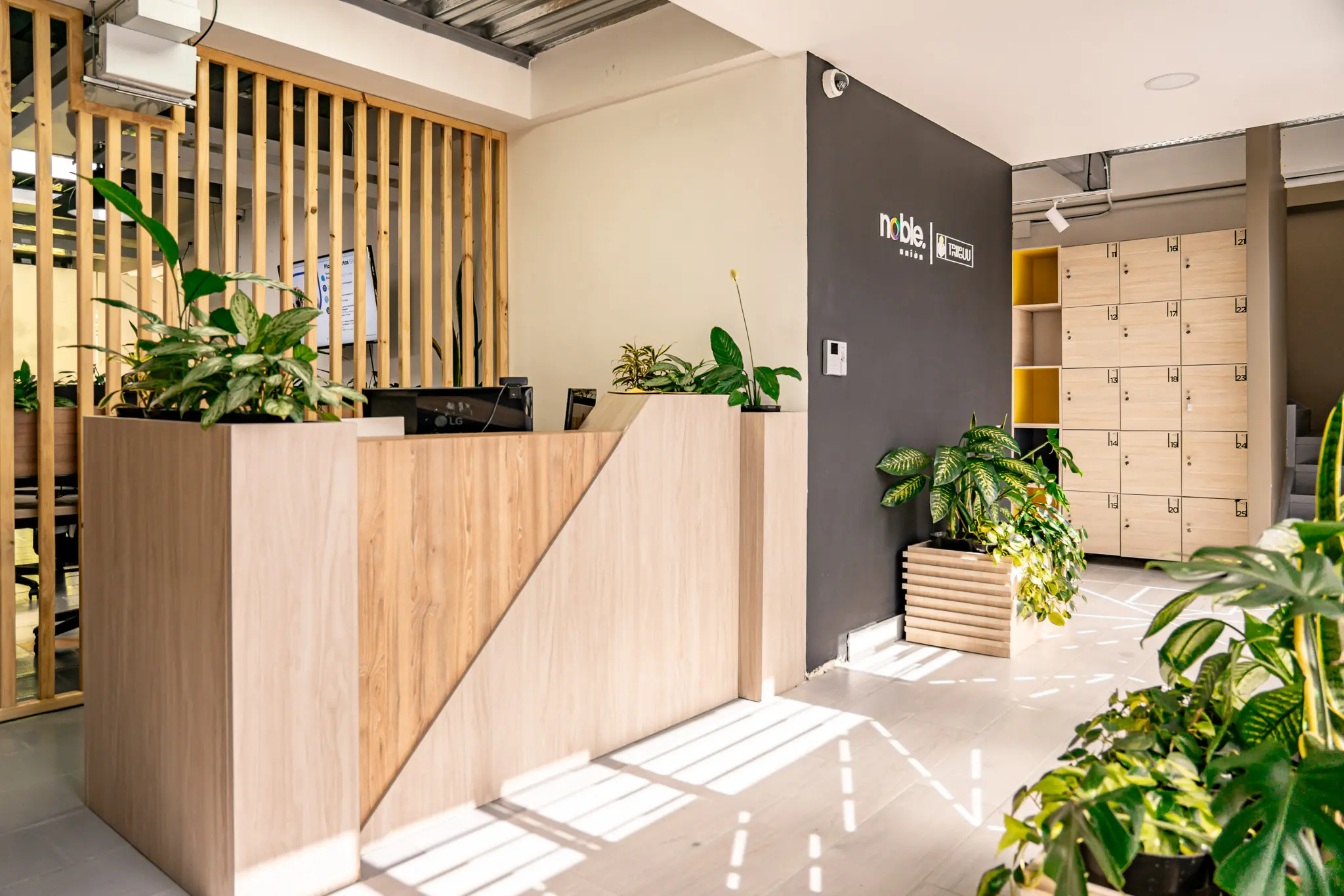 Paisaje con iluminación cálida que evoca una atmósfera tranquila